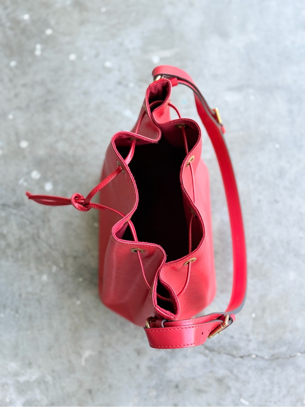 Red Louis Vuitton Drawstring Bucket Bag - Picture 2 of 14
